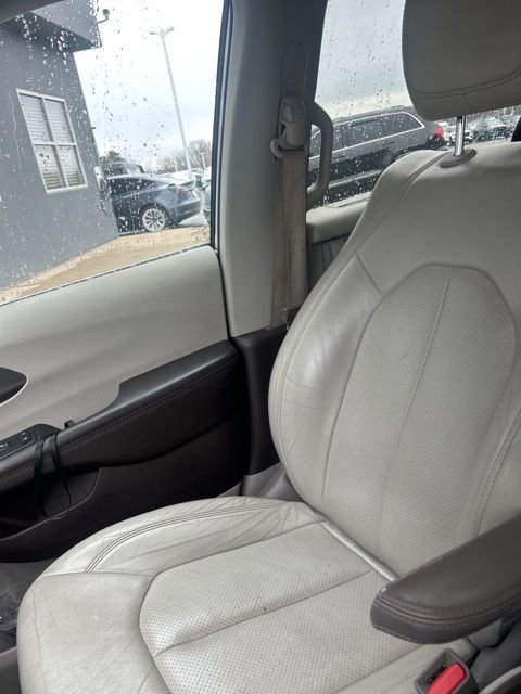 Used 2018 Chrysler Pacifica Touring-L image 26