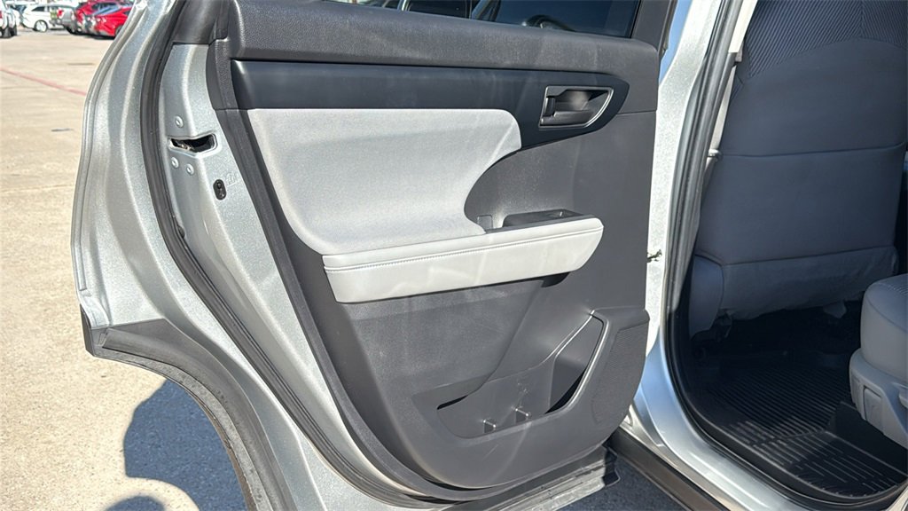 Used 2023 Toyota Highlander L image 15