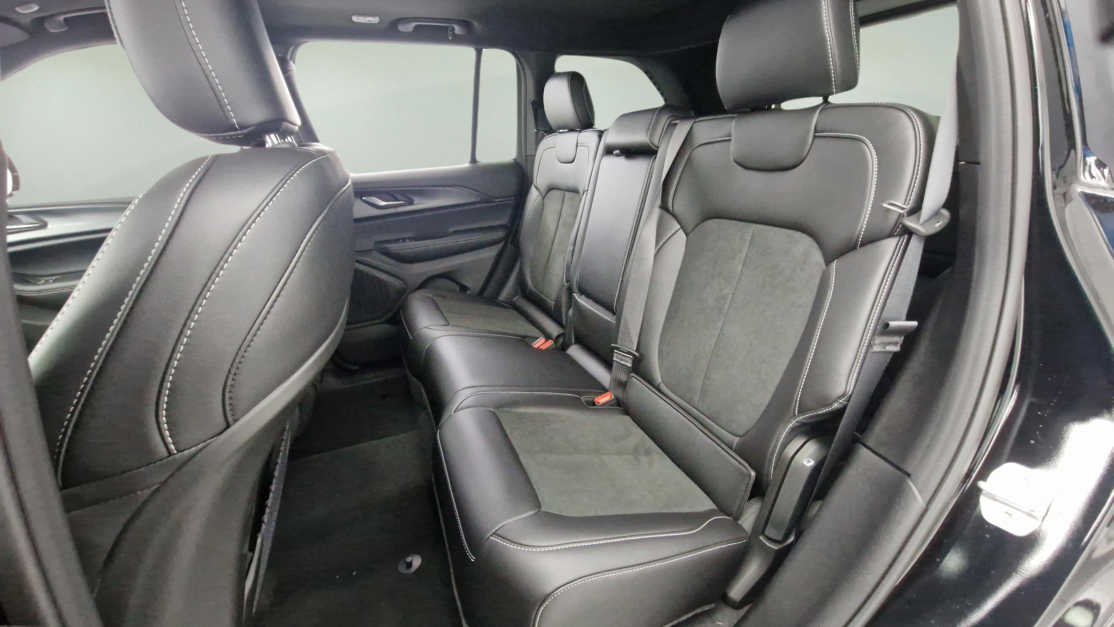 New 2025 Jeep Grand Cherokee Altitude image 43