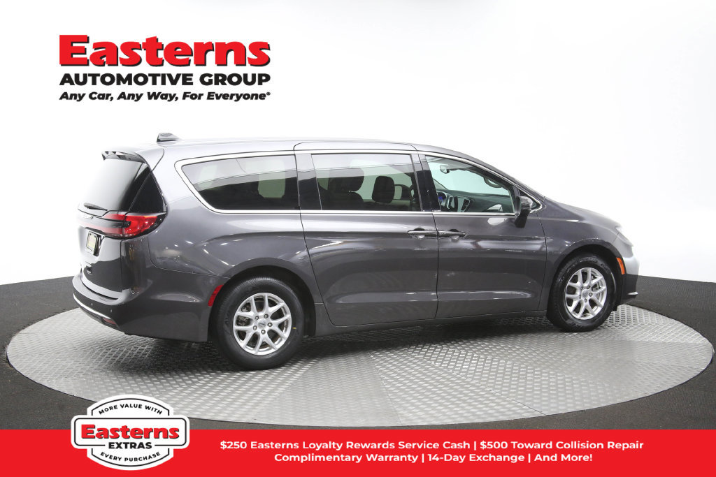 Used 2023 Chrysler Pacifica Touring-L FWD image 45