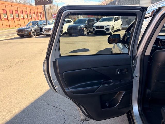 Used 2020 Mitsubishi Outlander SE AWD/4WD image 15