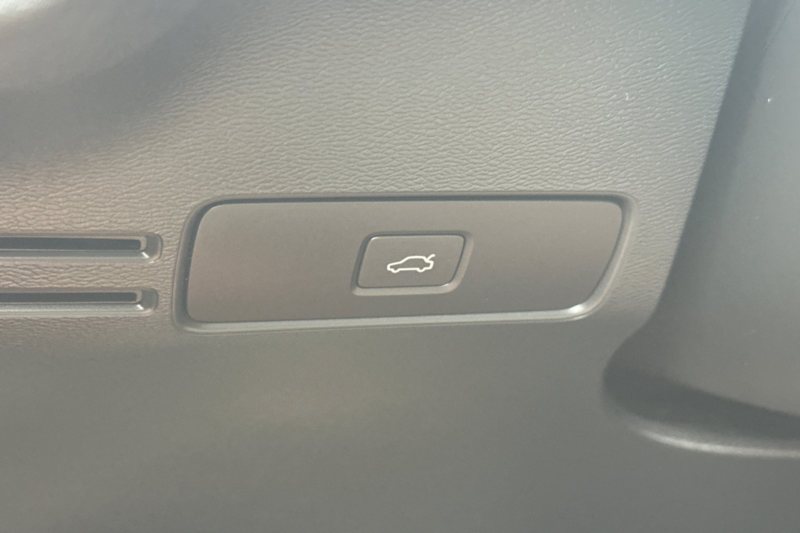 Certified 2023 Volvo C40 P8 Recharge Plus AWD/4WD image 31