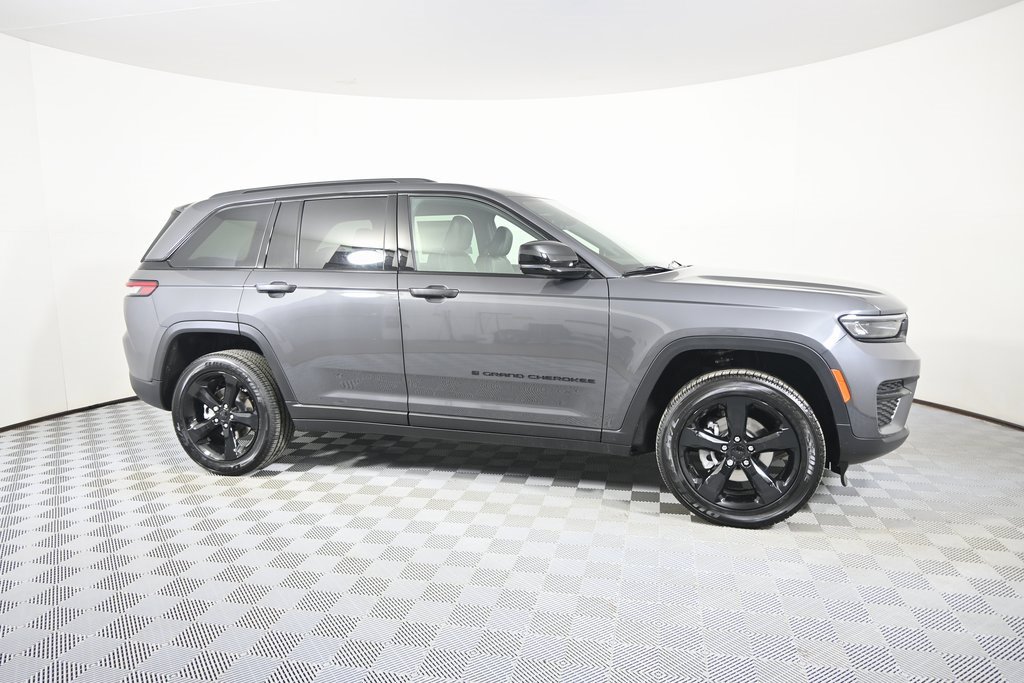New 2025 Jeep Grand Cherokee Altitude image 8