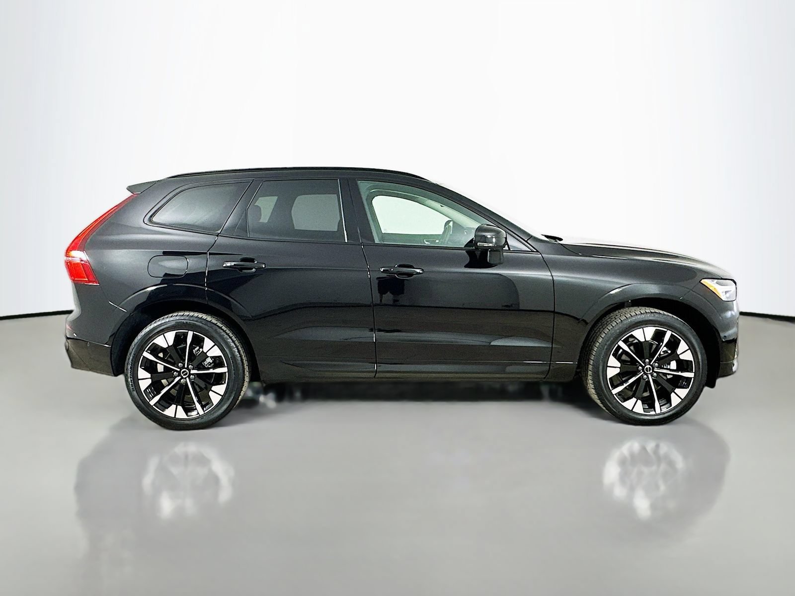New 2026 Volvo XC60 B5 Plus w/ Protection Package Premier AWD/4WD image 4