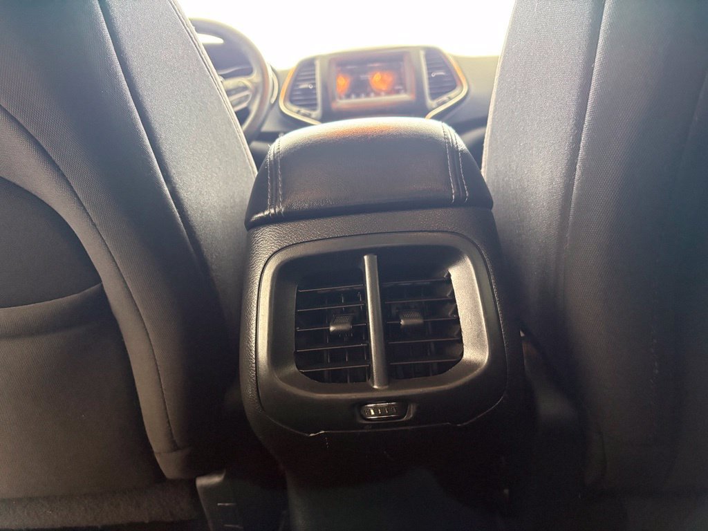 Used 2020 Jeep Cherokee Latitude FWD image 31