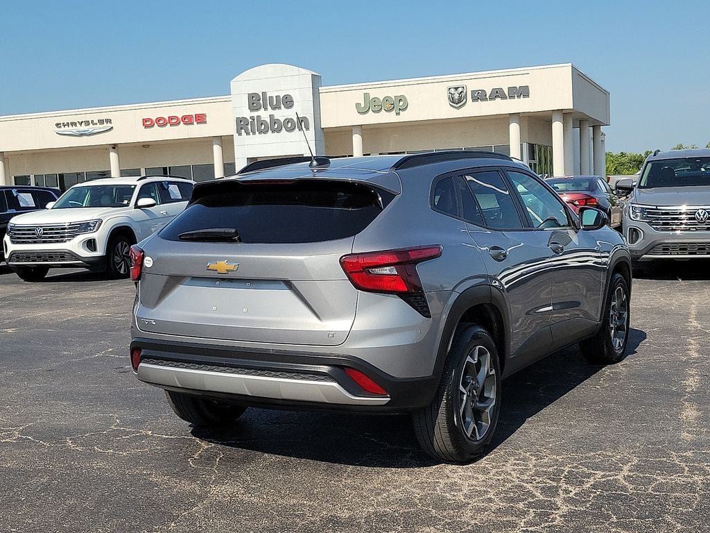 Used 2025 Chevrolet Trax LT w/ LT Convenience Package FWD image 5