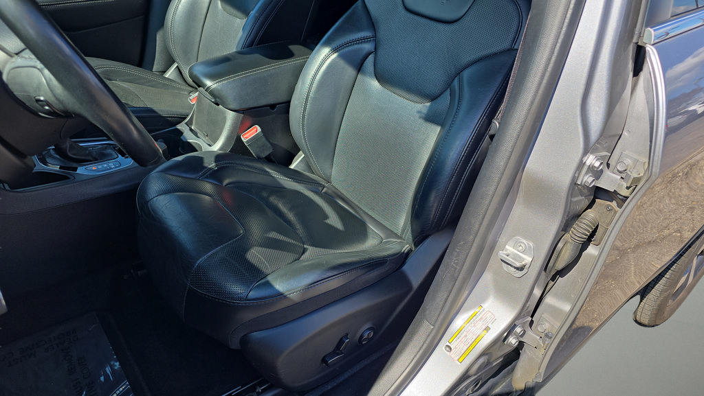 Used 2019 Jeep Cherokee Limited FWD image 14
