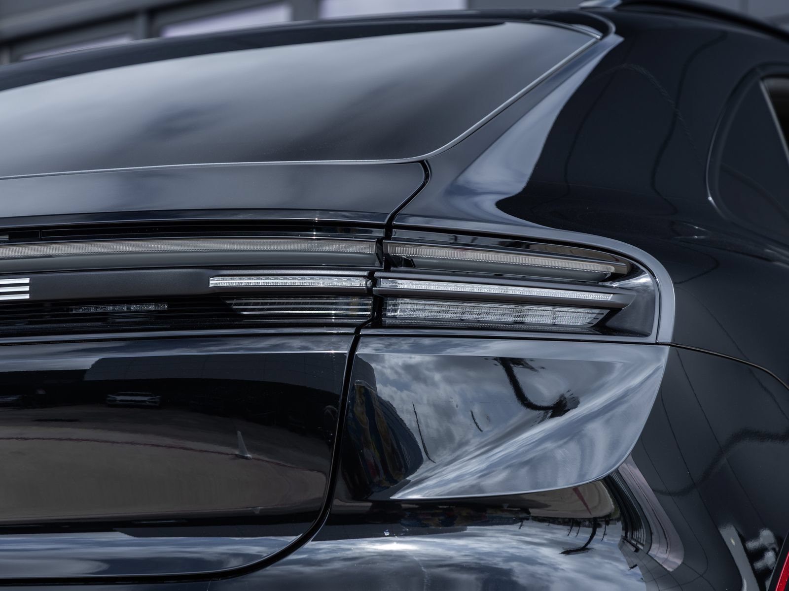 Certified 2025 Porsche Macan Electric RWD image 16