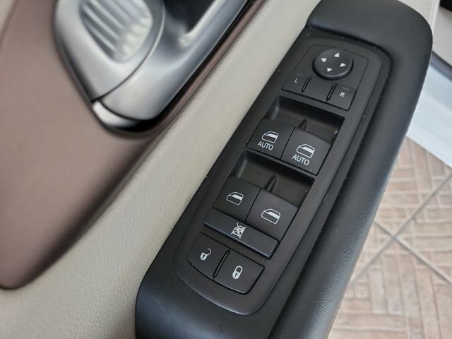 Used 2024 Chrysler Voyager LX image 20