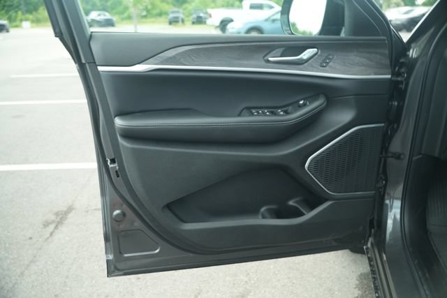 New 2026 Jeep Grand Cherokee L Limited w/ Luxury Tech Group II AWD/4WD image 13