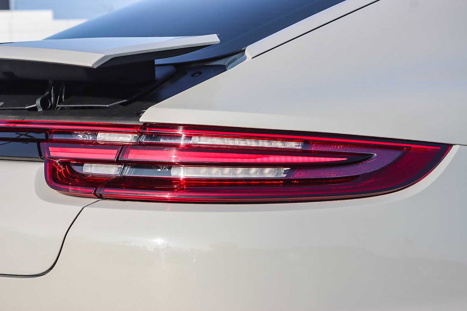 Used 2018 Porsche Panamera 4 image 8