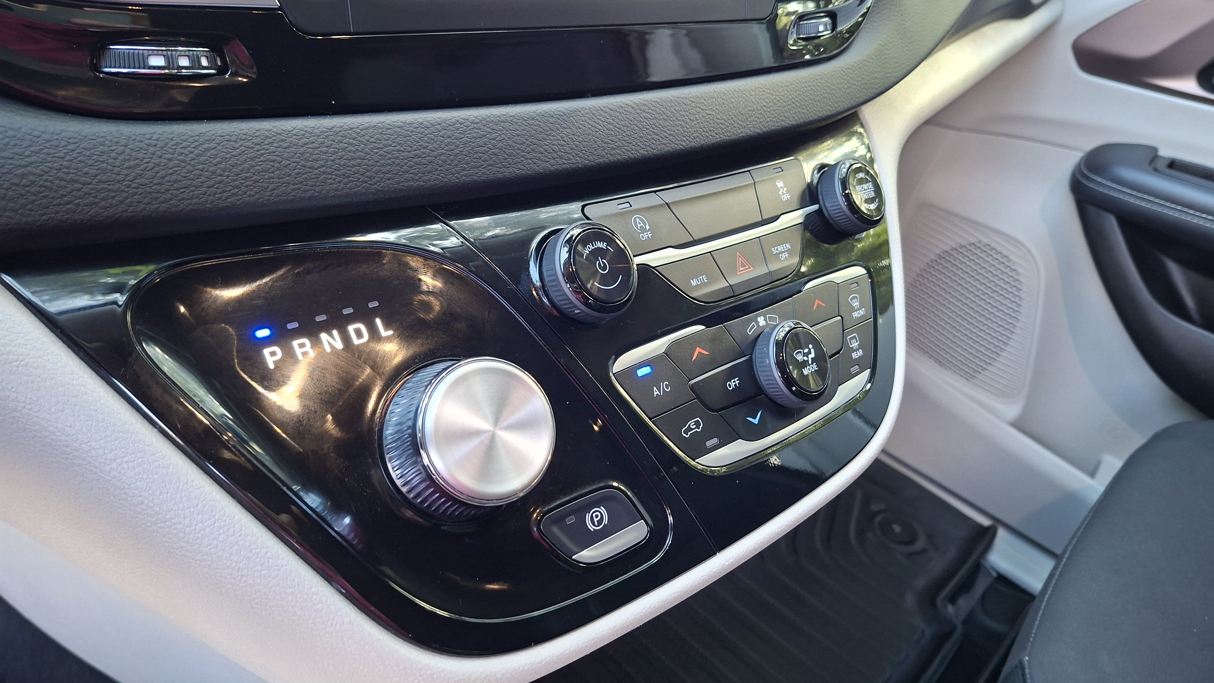 Used 2024 Chrysler Voyager LX image 15