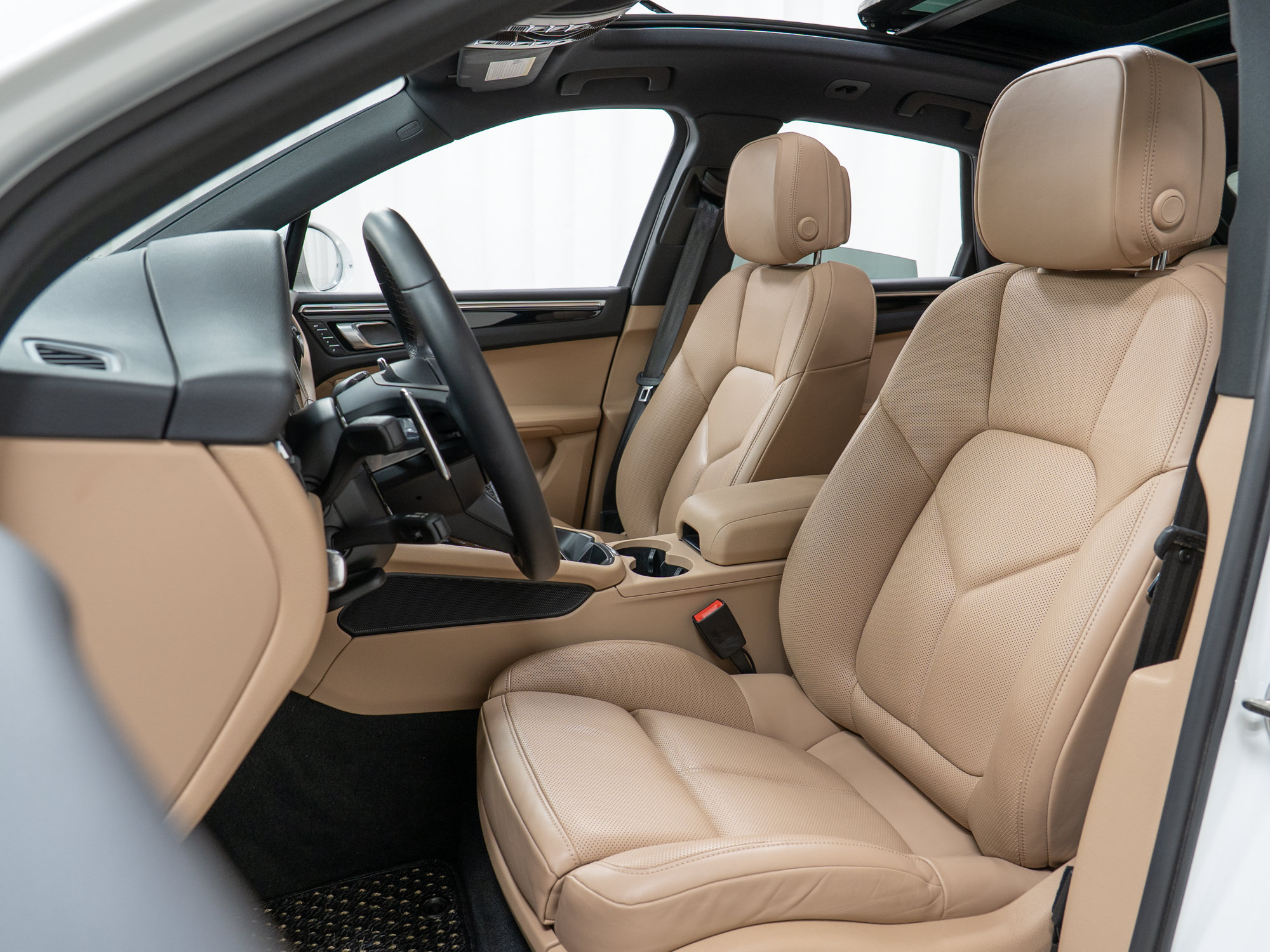 Certified 2022 Porsche Macan AWD/4WD image 16