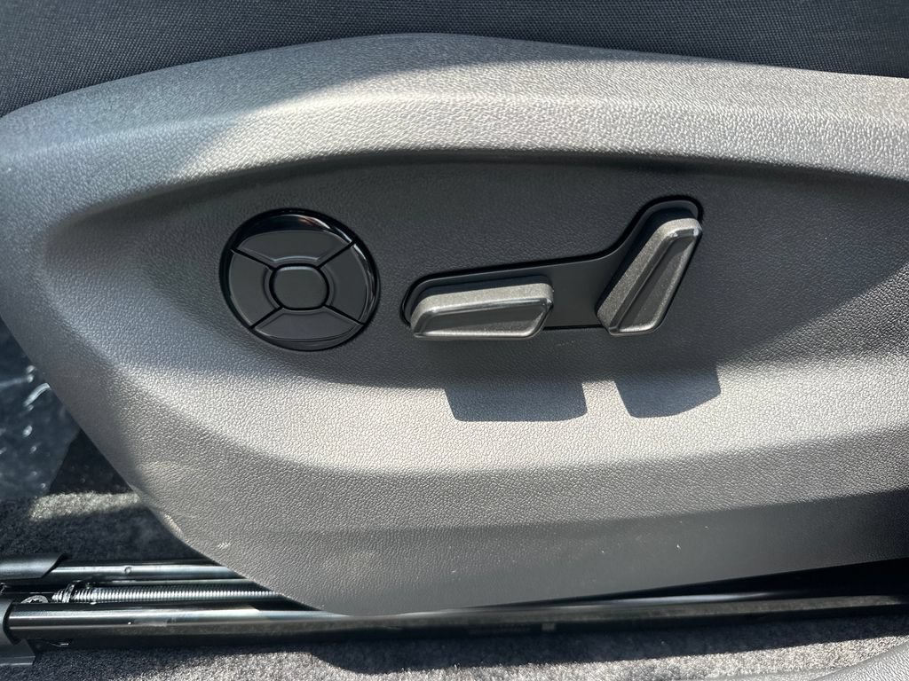 New 2026 Volkswagen Tiguan SE FWD image 13