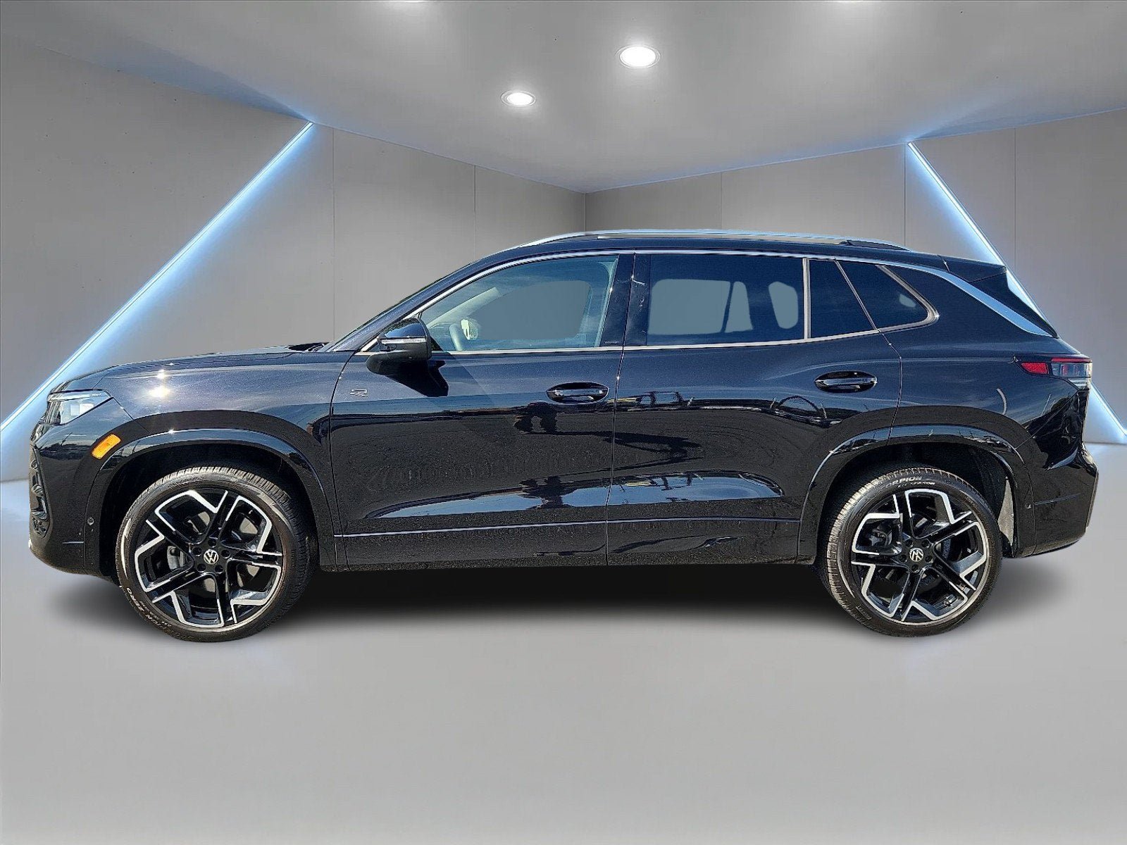 Certified 2025 Volkswagen Tiguan SEL R-Line AWD/4WD image 7