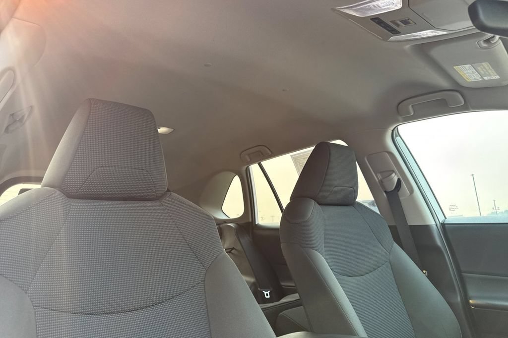 Used 2022 Toyota RAV4 LE AWD/4WD image 17