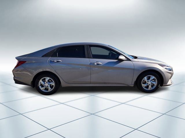 Used 2023 Hyundai Elantra SE image 4