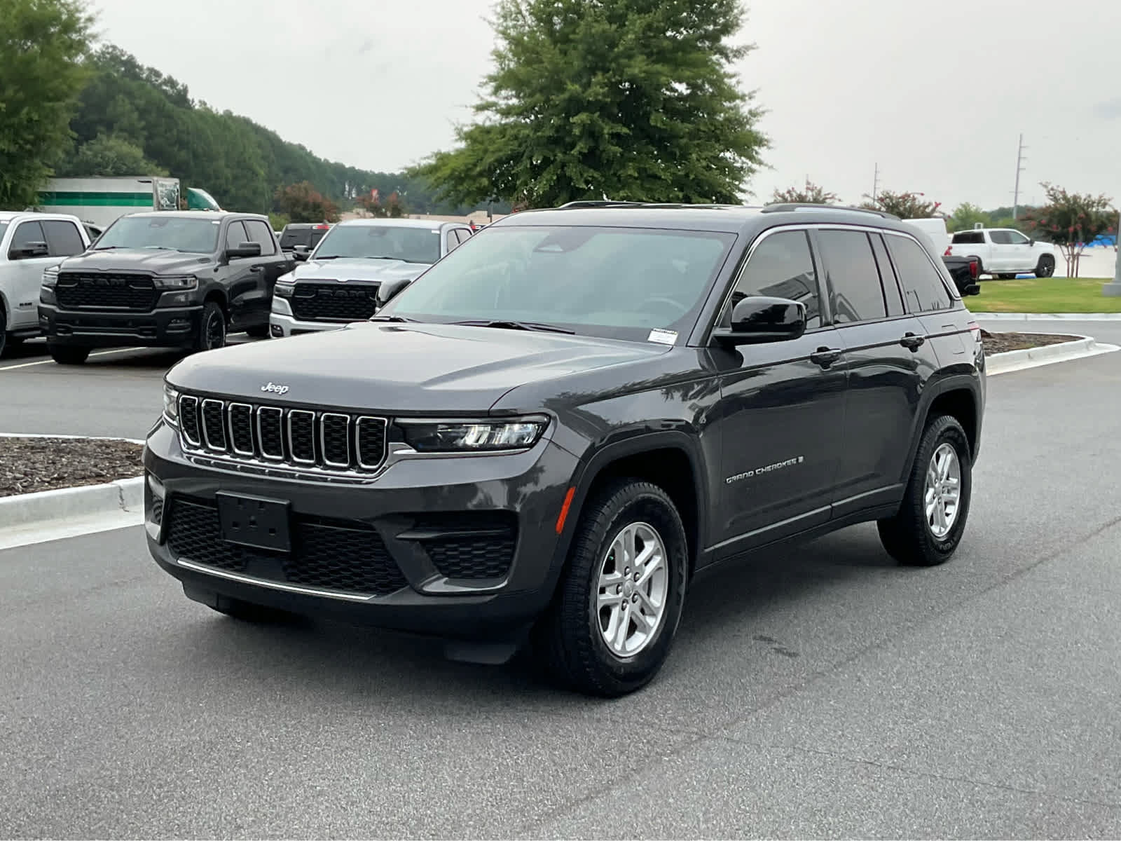 Used 2022 Jeep Grand Cherokee Laredo w/ Luxury Tech Group I RWD image 9