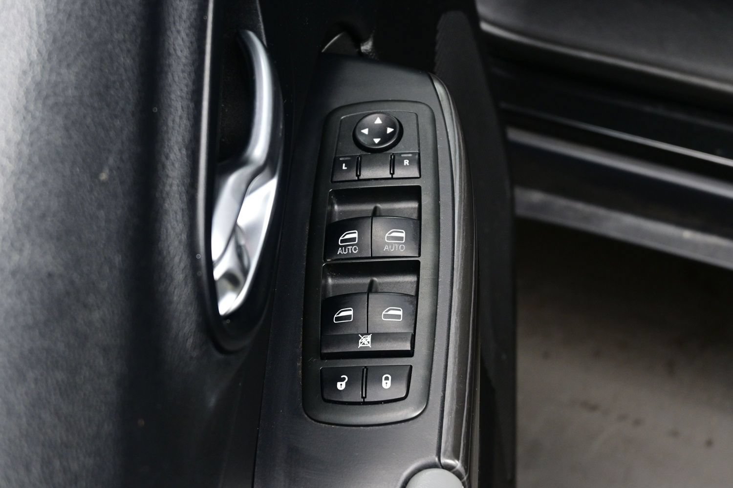 Used 2014 Jeep Cherokee Limited w/ Technology Group FWD image 13