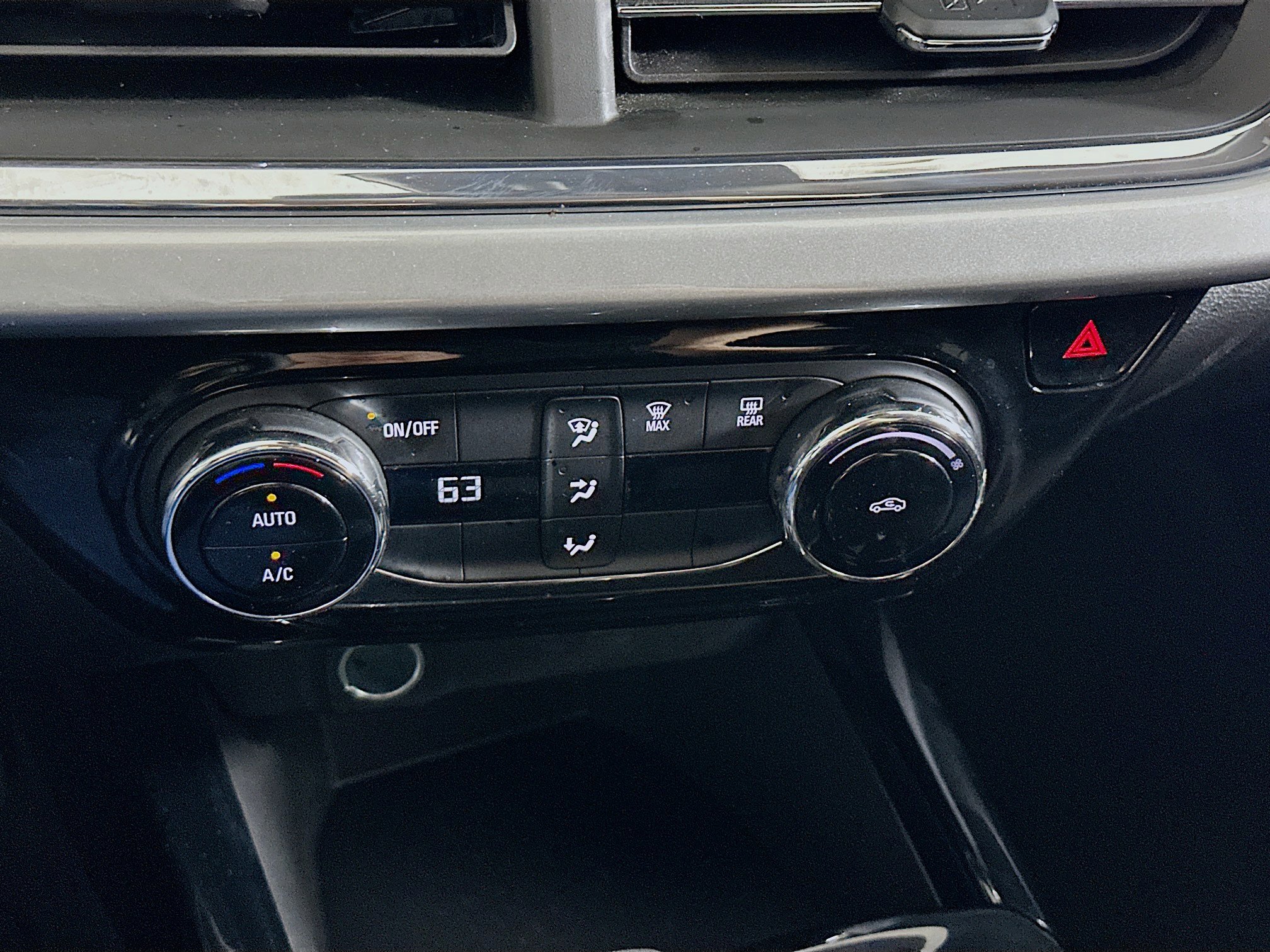 Used 2025 Chevrolet Trax LT FWD image 23