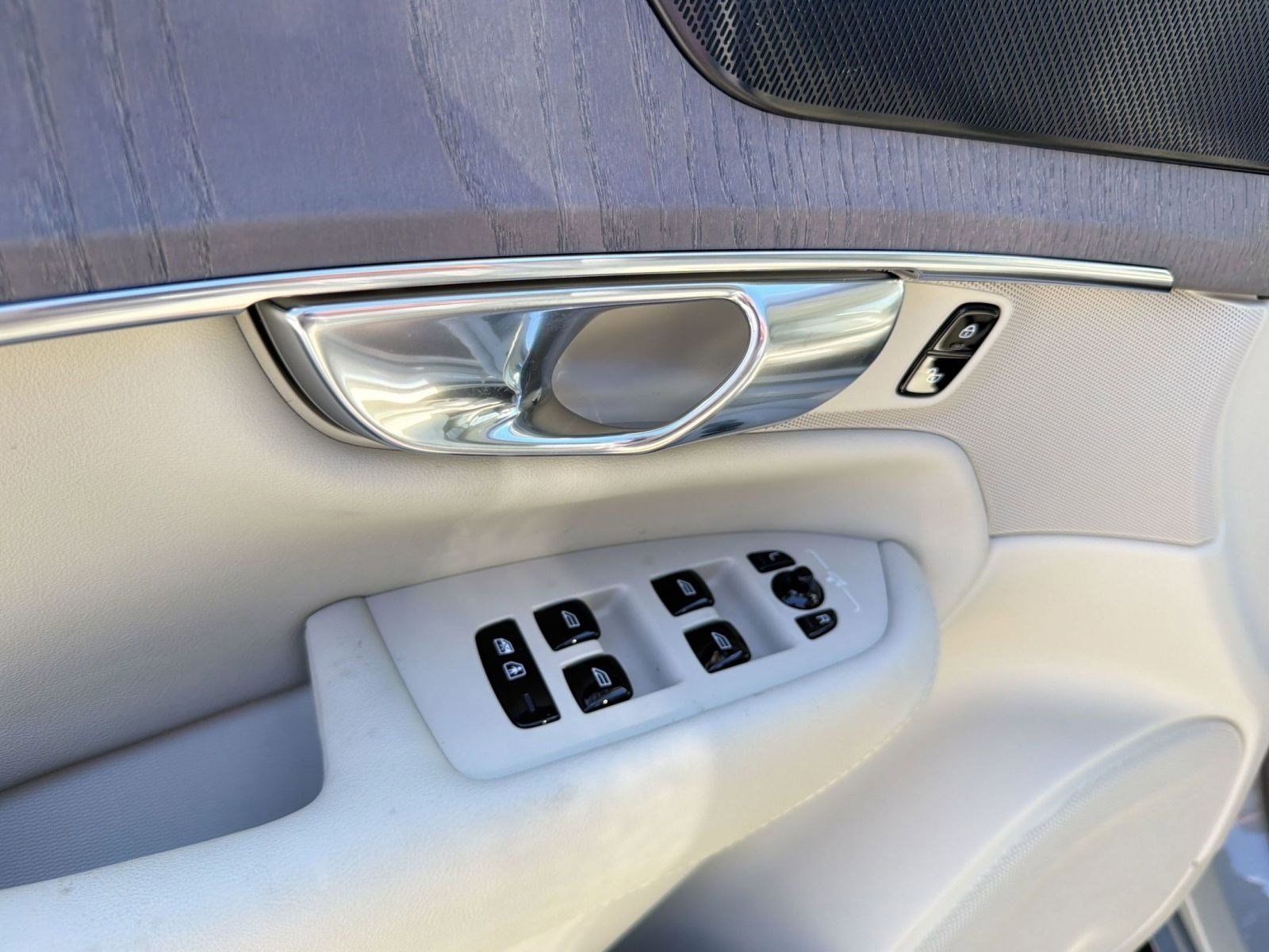 New 2026 Volvo XC90 B6 Ultra w/ Protection Package image 12