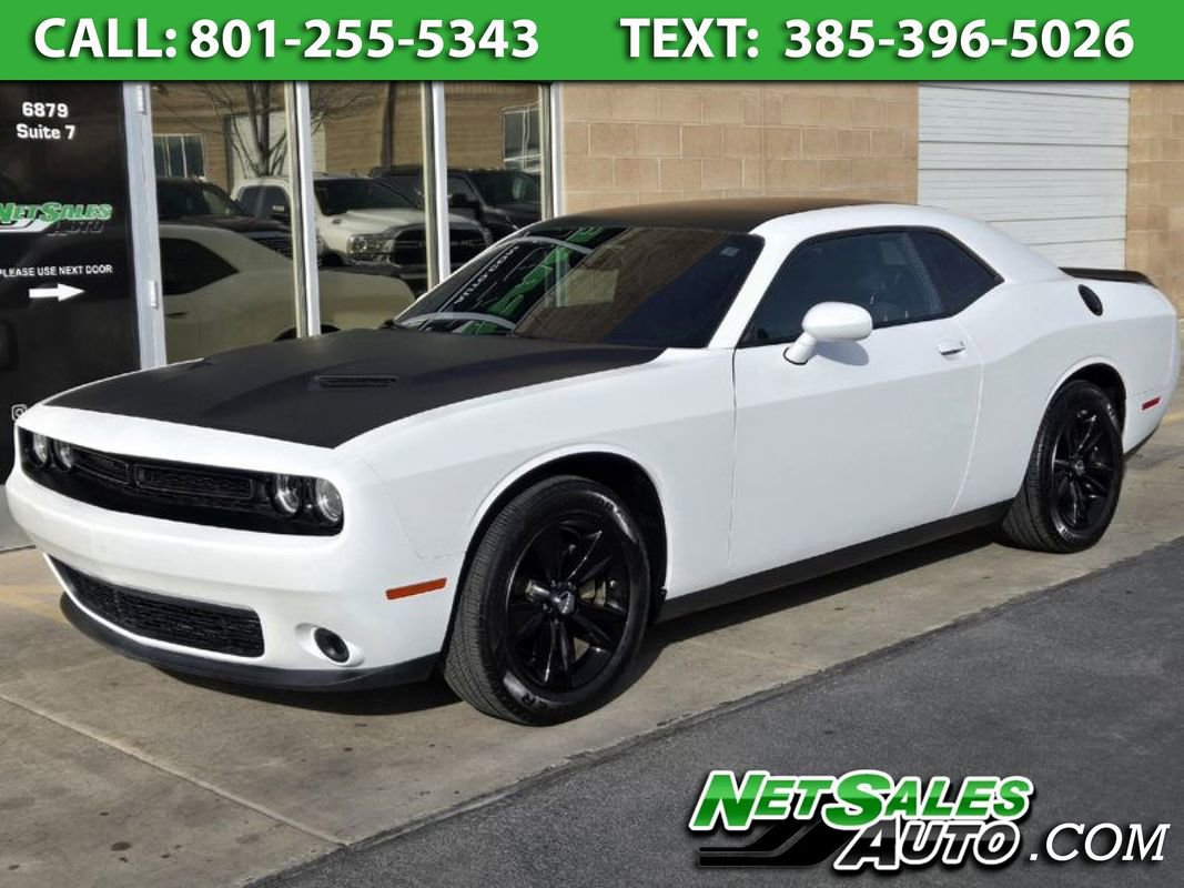 Used 2022 Dodge Challenger SXT image 1