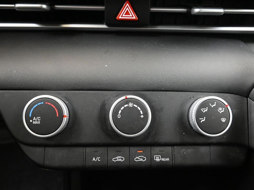 Certified 2025 Hyundai Elantra SE image 32