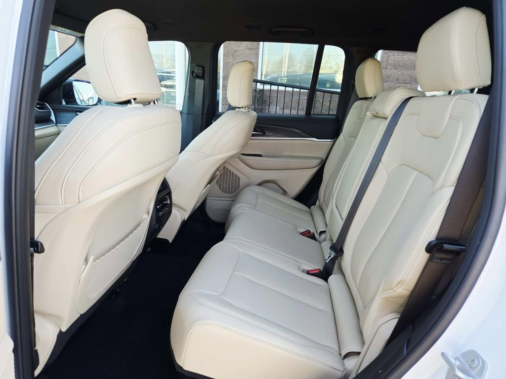 Used 2025 Jeep Grand Cherokee Limited image 12