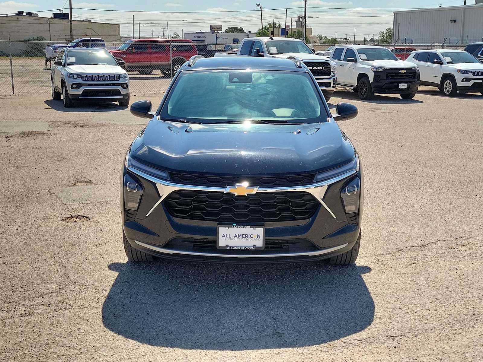 Used 2025 Chevrolet Trax LT w/ LT Convenience Package FWD image 3