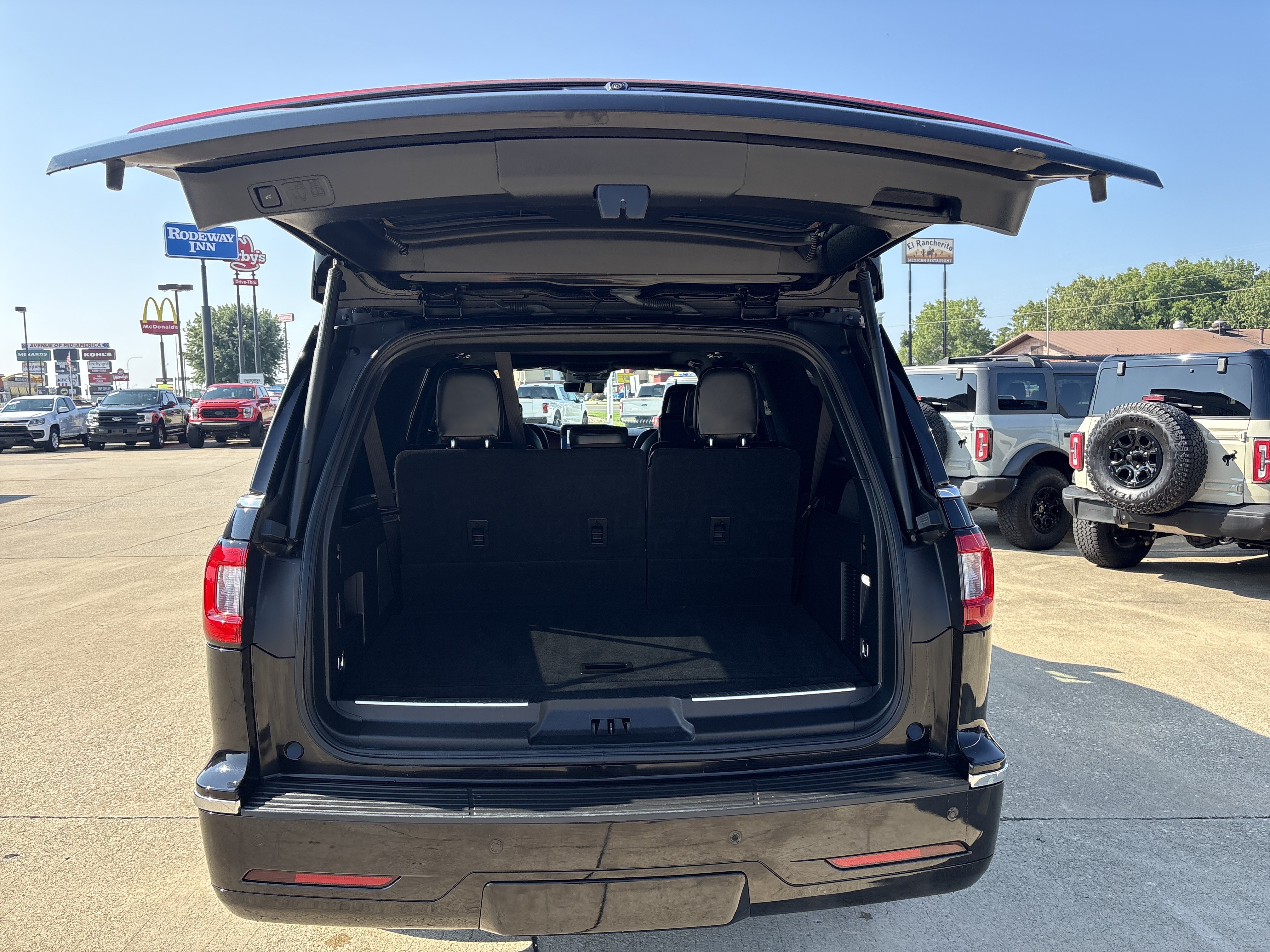 Used 2021 Lincoln Navigator L Reserve w/ Luxury Package AWD/4WD image 6