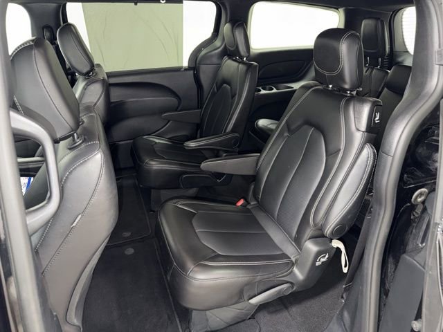 Used 2025 Chrysler Pacifica Select image 32