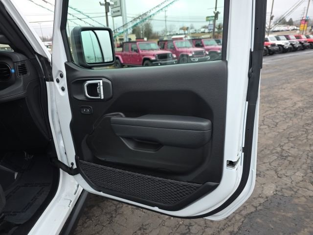 Used 2025 Jeep Wrangler Unlimited Rubicon 4xe w/ Convenience Group AWD/4WD image 39