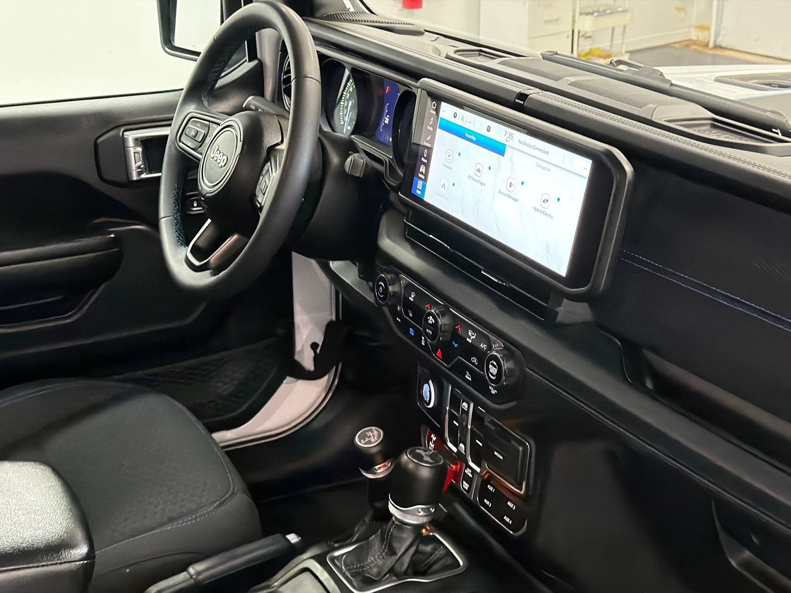 Used 2024 Jeep Wrangler Unlimited Rubicon 4xe AWD/4WD image 9