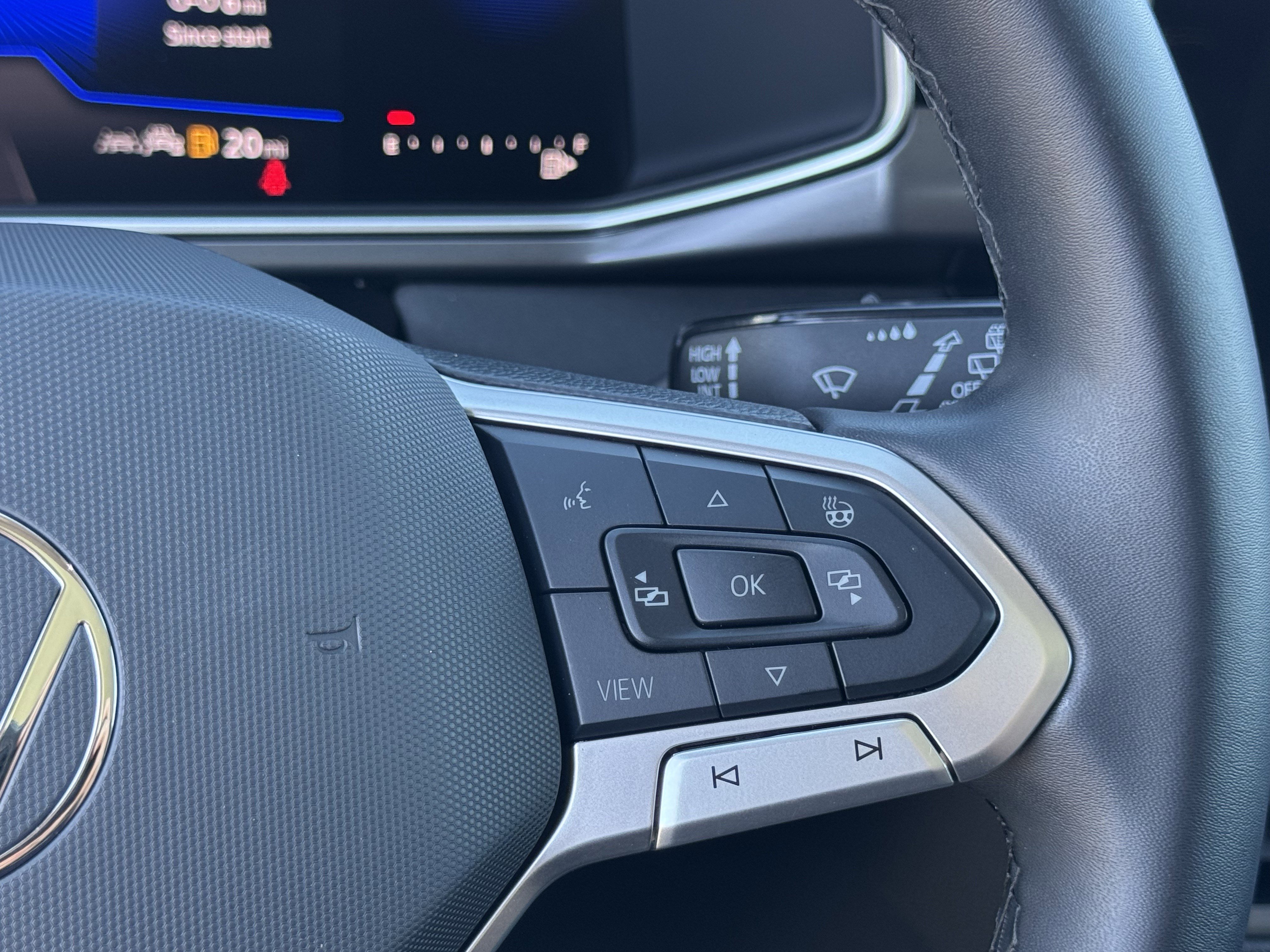 Certified 2025 Volkswagen Taos SE image 22