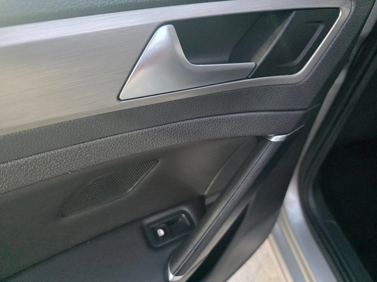 Used 2015 Volkswagen Golf S image 21