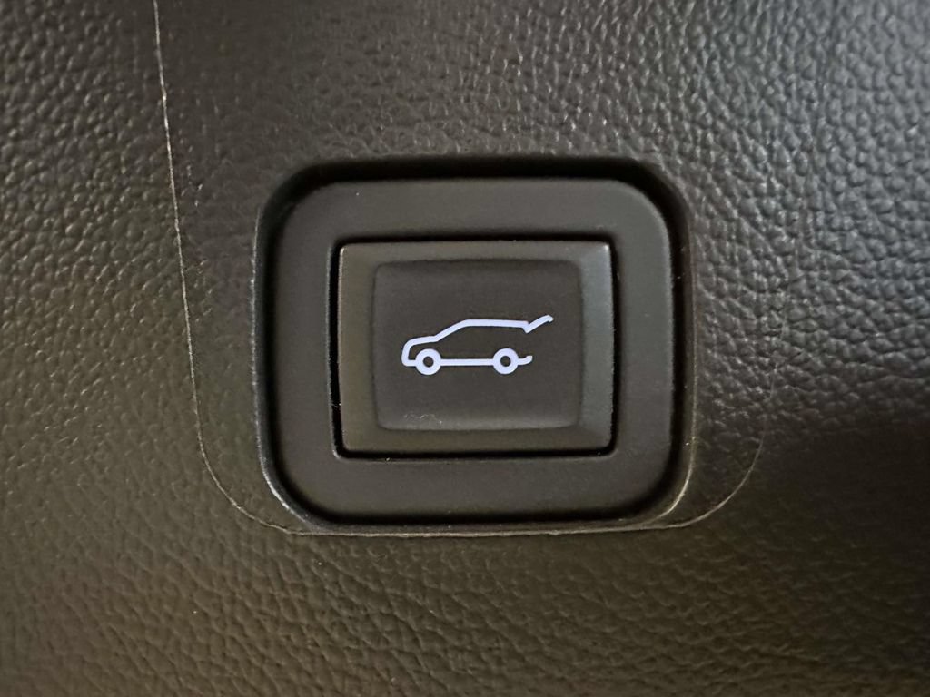 Used 2023 Chevrolet Traverse LT AWD/4WD image 13