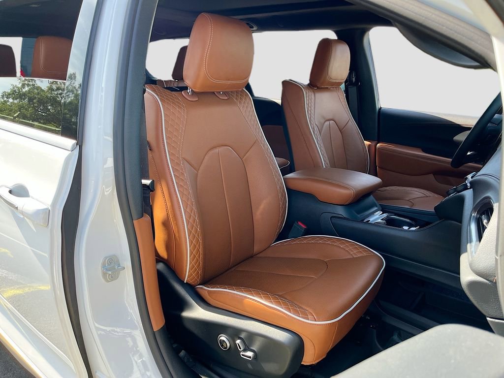 Certified 2024 Chrysler Pacifica Pinnacle FWD image 32