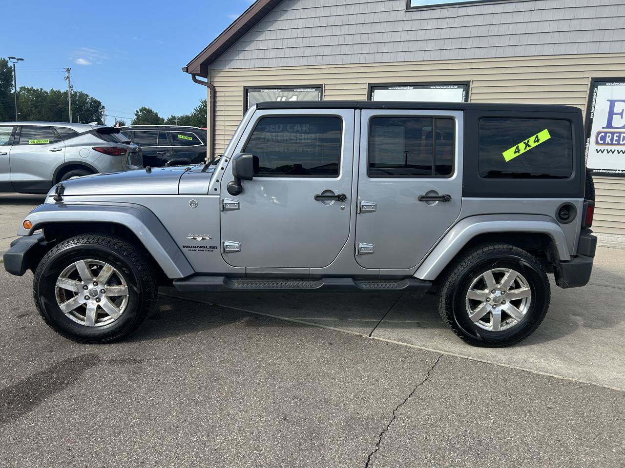 Used 2017 Jeep Wrangler Unlimited Sahara w/ Dual Top Group AWD/4WD image 10