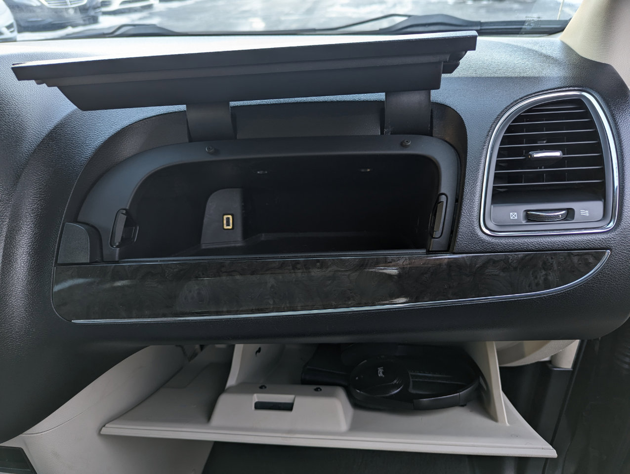 Used 2013 Chrysler Town & Country Touring image 33