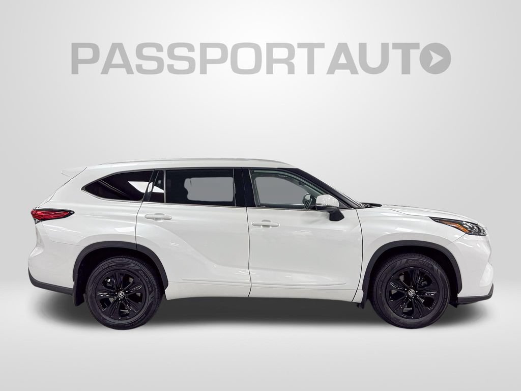 Used 2022 Toyota Highlander XLE AWD/4WD image 9