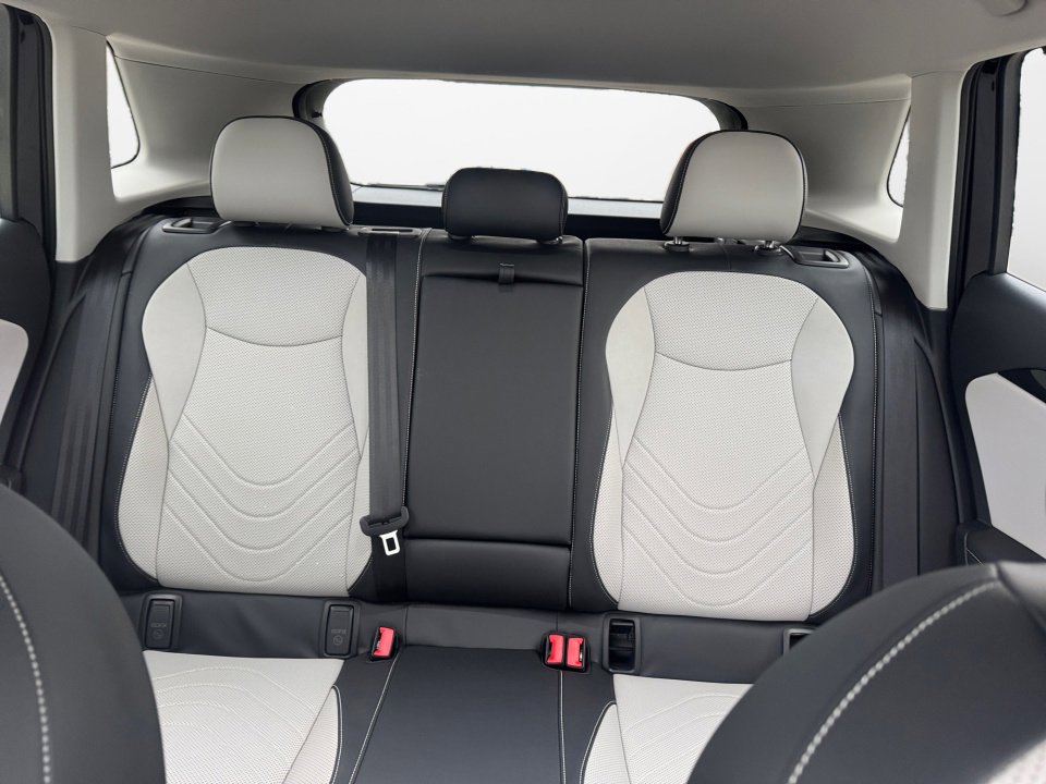 Certified 2025 Volkswagen Tiguan SE image 15