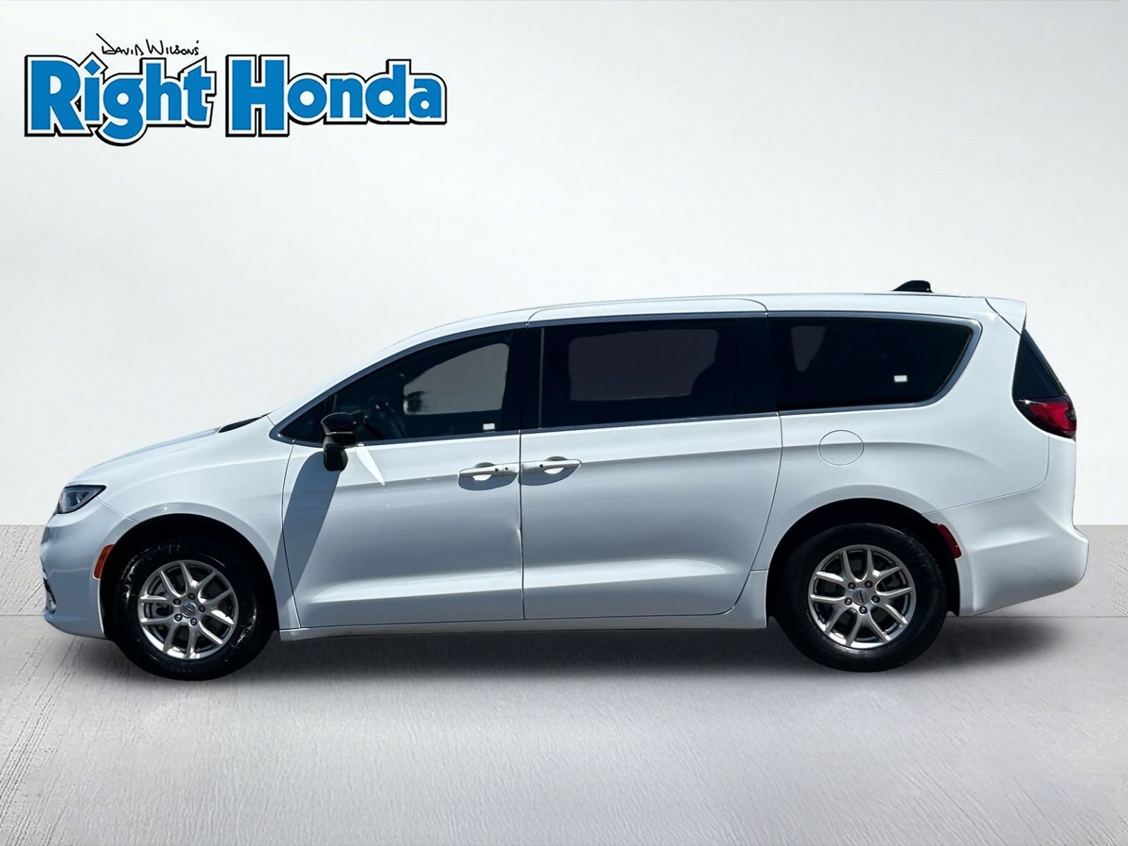 Used 2025 Chrysler Pacifica Select FWD image 3