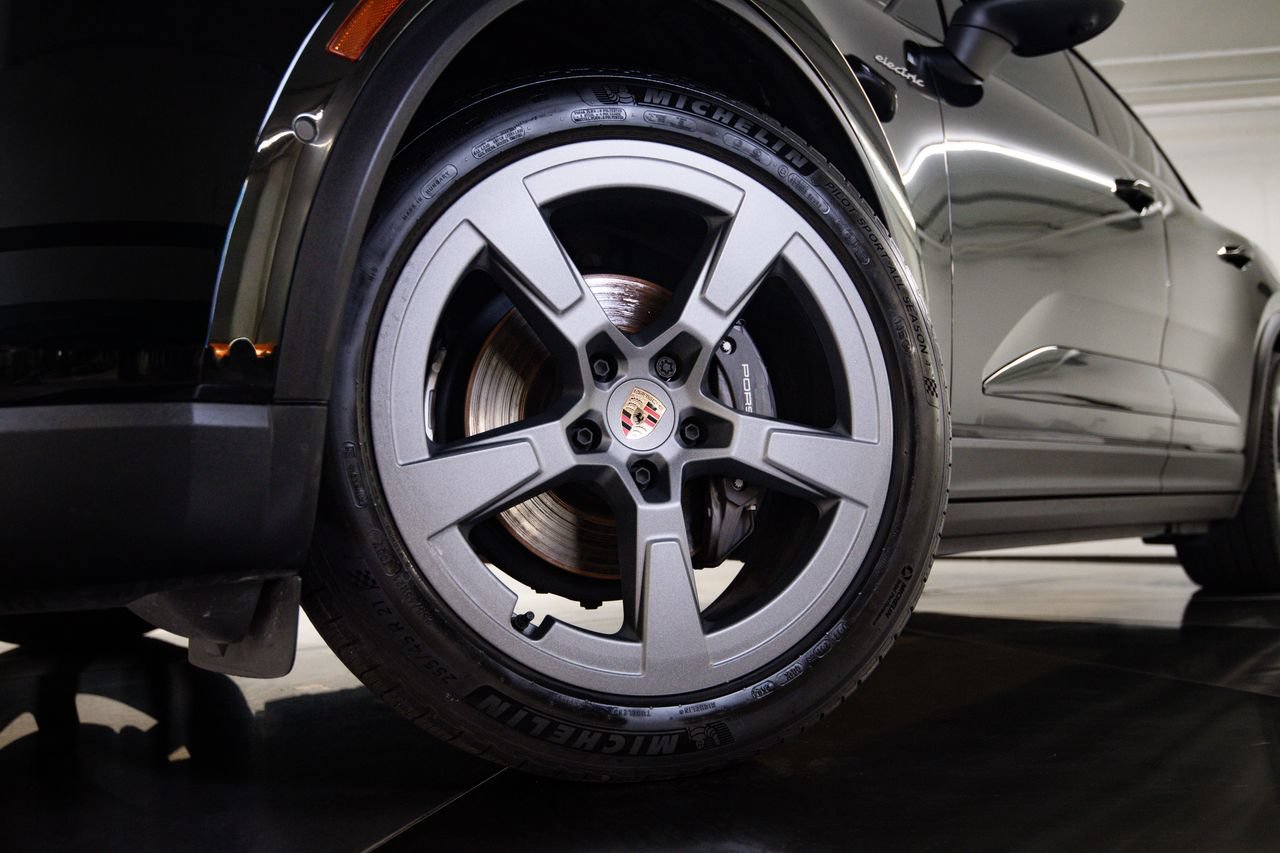 Certified 2024 Porsche Macan 4 Electric AWD/4WD image 12