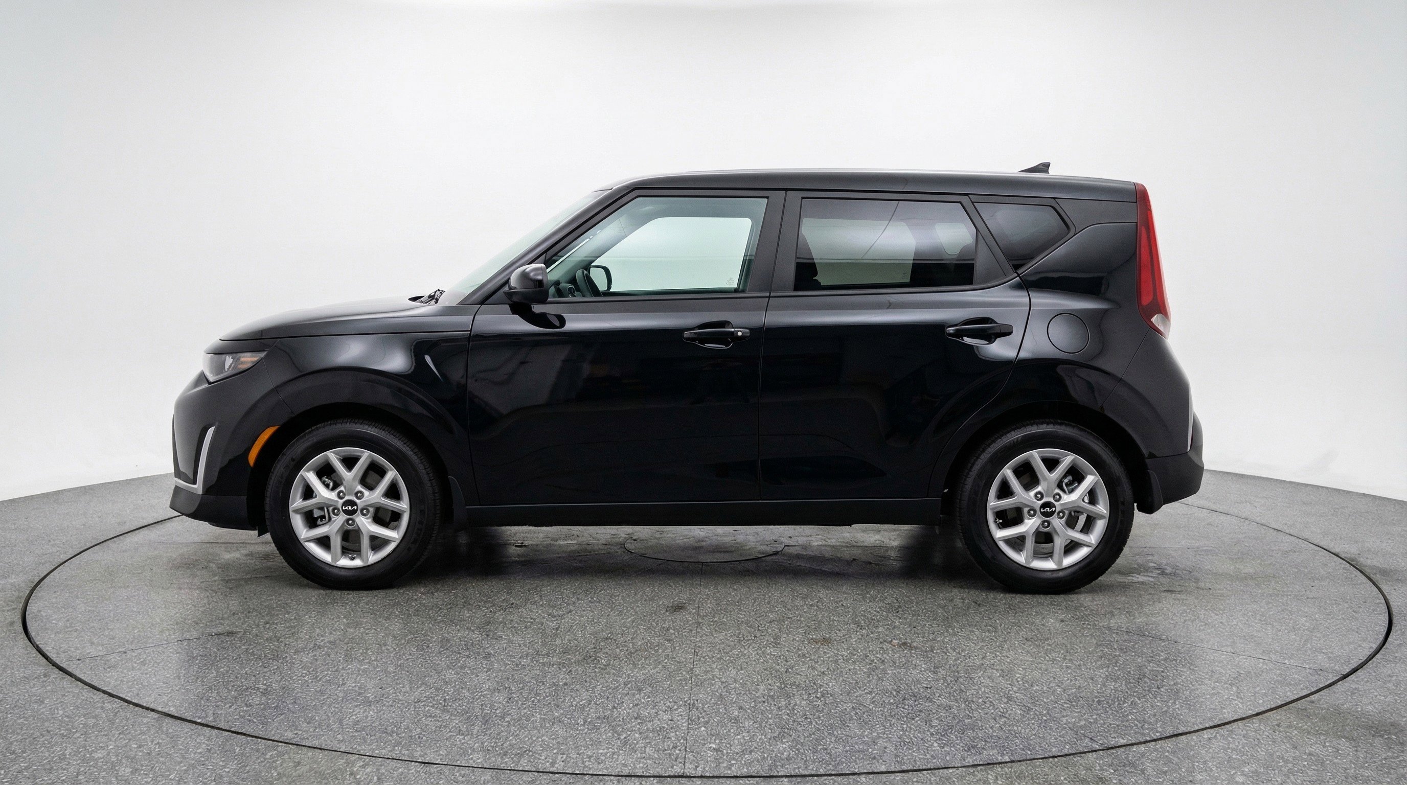 Used 2025 Kia Soul LX w/ LX Technology Package FWD image 5