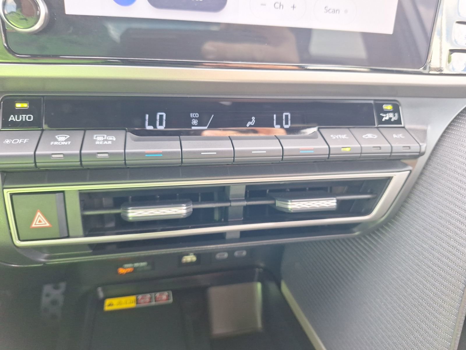 Used 2025 Toyota Camry SE w/ Convenience Package FWD image 26