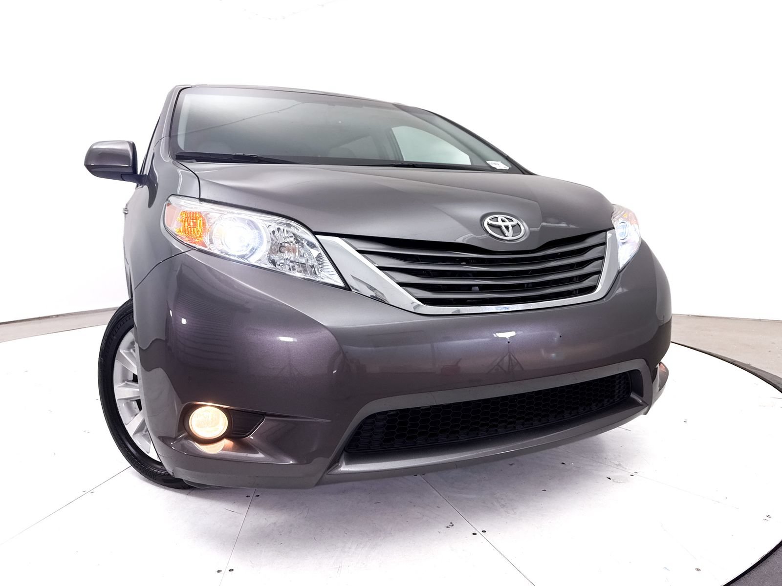Used 2014 Toyota Sienna XLE w/ XLE Premium Package AWD/4WD image 8