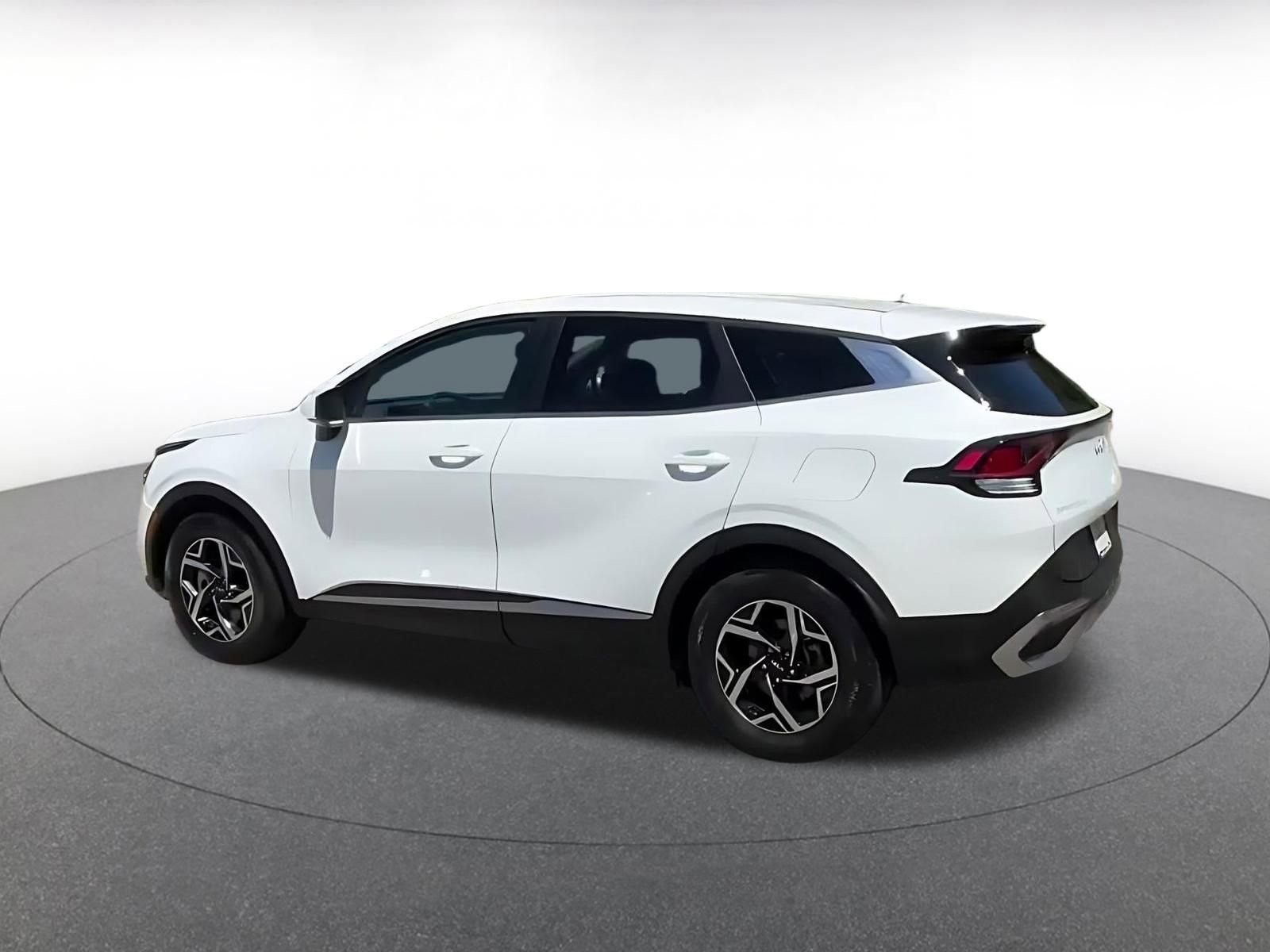 Used 2025 Kia Sportage LX FWD image 4