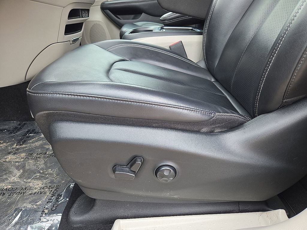 Used 2023 Chrysler Pacifica Touring-L FWD image 24