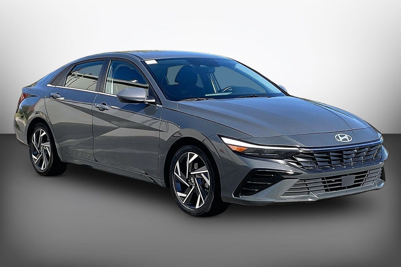 Used 2025 Hyundai Elantra SEL FWD image 2