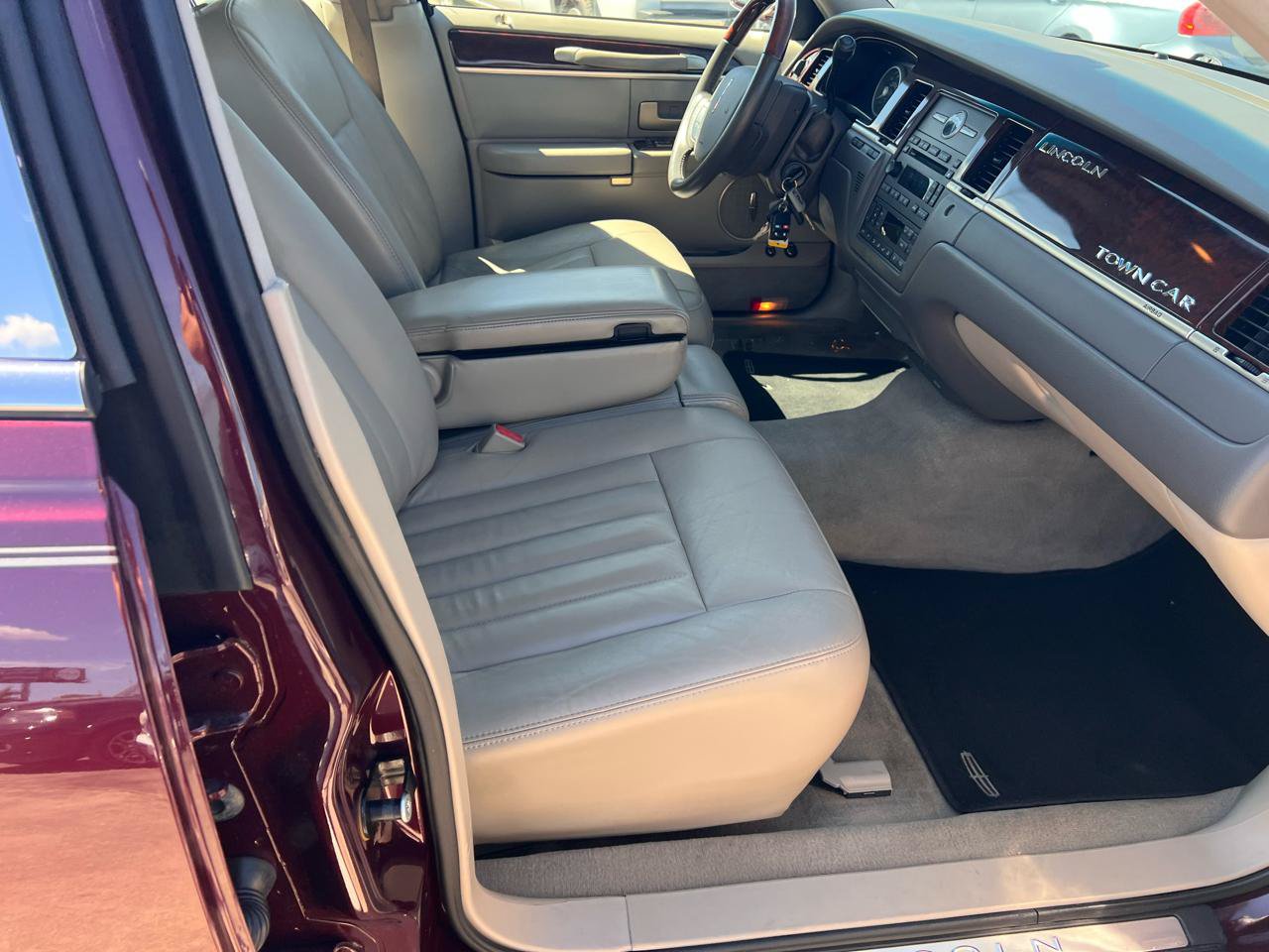 Used 2006 Lincoln Town Car Signature RWD image 81